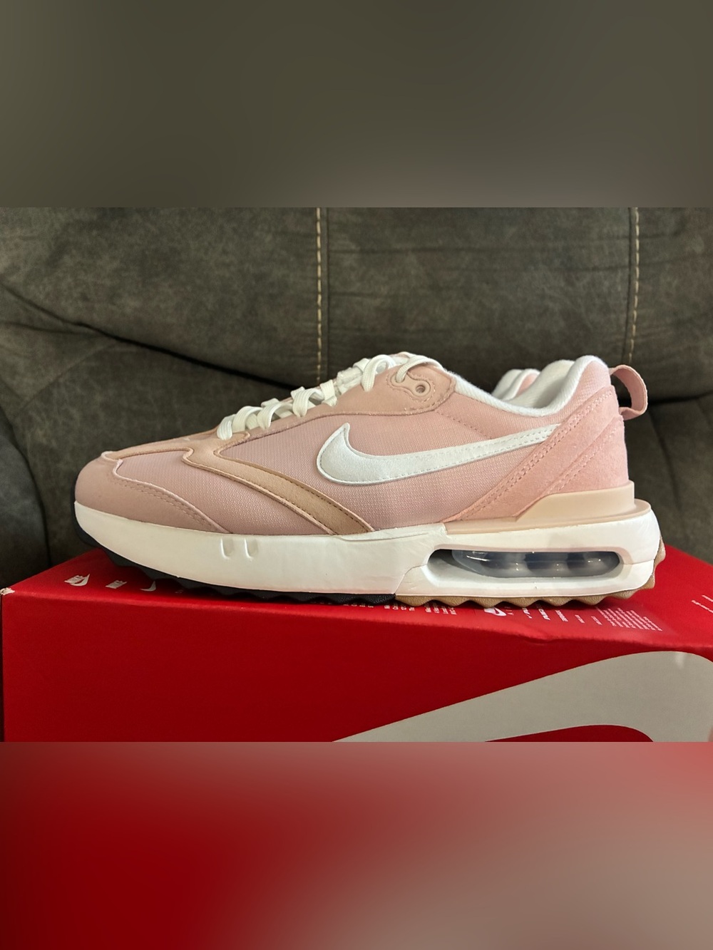 Nike Airmax dawn Women’s Sneaker in Light Pink and White brand new no box lid